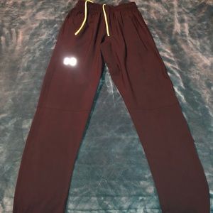 Men’s small fitted Under Armour workout pants.